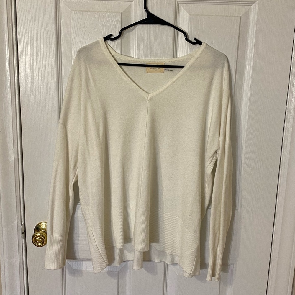 Ivy & Leo V Neck Sweater - Size Small/Medium